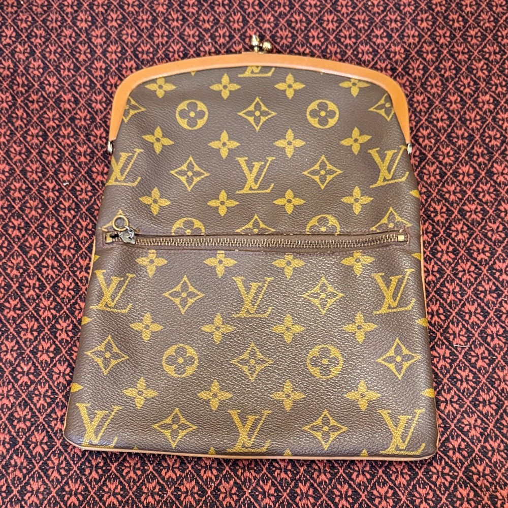 Louis Vuitton Monogram Kisslock Clutch Purse